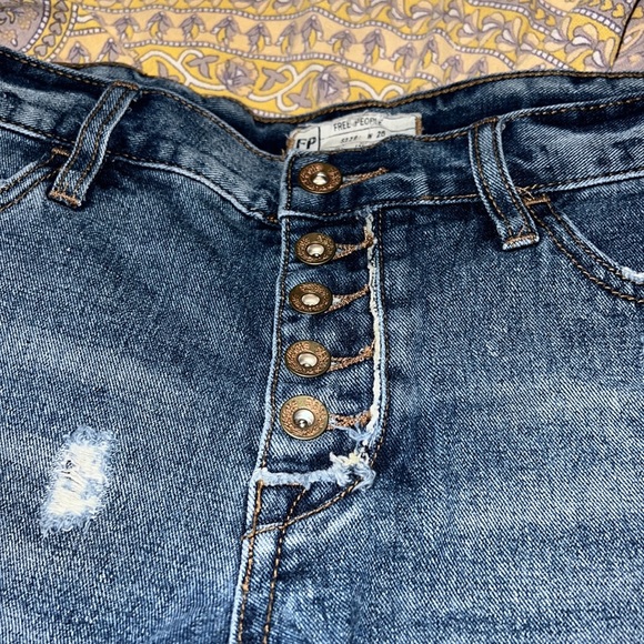 Free People Button Front Denim Cutoff Boyfriend Shorts Size 26 - Picture 3 of 9